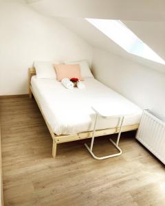 布鲁塞尔Benny's Rooms Brussels City Centre的一间小卧室,阁楼上配有一张床