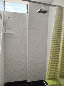 乌鲁班巴Hotel Quilla House 2的带淋浴和浴帘的浴室
