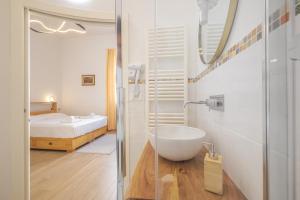 佛罗伦萨Casaldo's rooms的一间带白色水槽和床的浴室