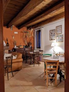 科蒂尼奥拉Casale Boschi - Rifugio di Pianura的客厅配有桌椅