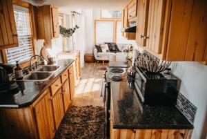 奥斯汀The Longhorn Cabin - Cabins at Rim Rock的厨房配有水槽和炉灶 顶部烤箱