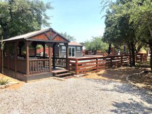 奥斯汀The Longhorn Cabin - Cabins at Rim Rock的四周环绕着围栏的木制凉亭