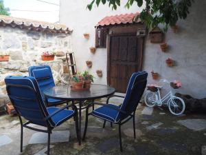 阿维拉Casa Rural El Guindo的天井上摆放着桌椅