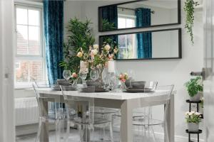 北安普敦Home From Home Northampton的白色的餐桌、椅子和镜子