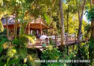 Praia Vermelha拉加马尔旅馆的林地中带甲板的度假胜地