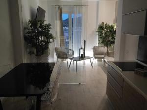 维拉西米乌斯Live Home Rooms的厨房以及带桌椅的起居室。