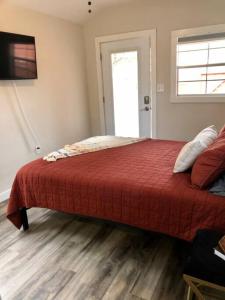 奥斯汀The Fawn Cabin - The Cabins at Rim Rock的一间卧室配有一张带红色毯子的大床