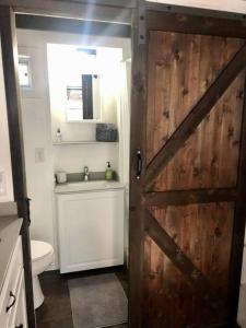 奥斯汀Fox Tiny Home - The Cabins at Rim Rock的一间带木门和卫生间的浴室