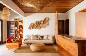 巴拉格兰德Pousada Encanto da Lua的带沙发和木制天花板的客厅