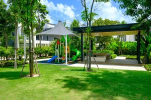 邦涛海滩Laguna Park Villa with rooftop pool by Lofty的一个带白色遮阳伞的游乐场的公园