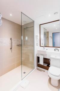 累西腓Bugan Recife Boa Viagem Hotel - by Atlantica的带淋浴、卫生间和盥洗盆的浴室