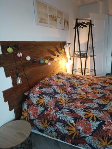 欧村Appartement Cosy的一间卧室配有一张带五颜六色棉被的床