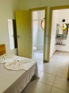 乌巴图巴Pousada Ilha Vitoria的一间卧室设有一张床和一间浴室。