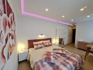维帕瓦Restaurant & Apartments Getaway Pri Kobalu的一间卧室配有床和两个枕头