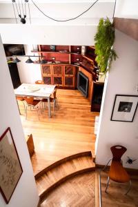 巴勒莫Tetide Home的通往带桌子和用餐室的客厅的楼梯
