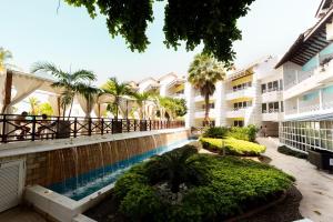 卡塔赫纳拉斯美洲卡萨德普拉亚酒店的一座带游泳池的建筑的庭院