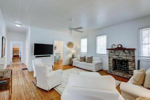沙利文的岛Sullivan's Island Serenity的客厅配有白色家具和壁炉
