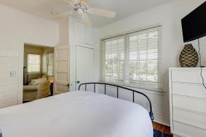 沙利文的岛Sullivan's Island Serenity的白色卧室配有床和吊扇