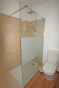 波尔兰特LES HAUTS DE LA BAIE的一间带卫生间和玻璃淋浴间的浴室