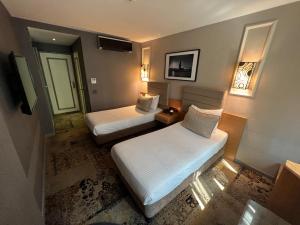 伊斯坦布尔全季酒店的酒店客房设有两张床和窗户。