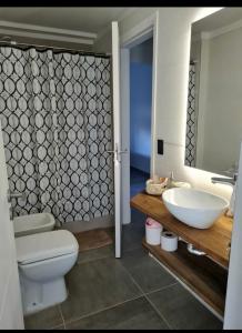 门多萨Mendoza Chill的浴室配有白色卫生间和盥洗盆。