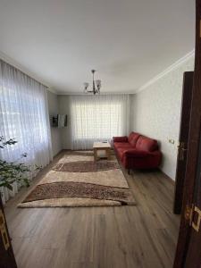 库萨雷Shale Qusar的客厅配有红色沙发和地毯。