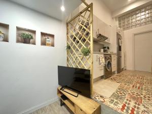 马德里Ile Atocha Exterior Olivar的客厅配有电视和带镜子的墙壁