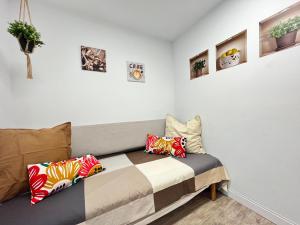 马德里Ile Atocha Exterior Olivar的客房设有一张带色彩缤纷枕头的床。