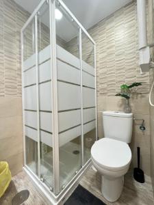 马德里Ile Atocha Exterior Olivar的一间带卫生间和玻璃淋浴间的浴室