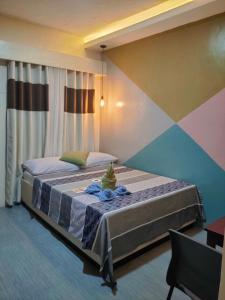 公主港NINIE'S PLACE的一间卧室设有两张床和彩色的墙壁