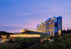 腾冲腾冲温泉智选假日酒店的蓝色的建筑