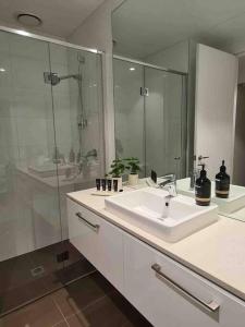 墨尔本Lux 3 Bedroom 2 Bathroom Apt Southbank的白色的浴室设有水槽和淋浴。