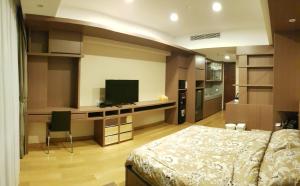 KlapaduaU Residence Tower2 Supermal Lippo Karawaci的一间卧室配有一张床和一台平面电视