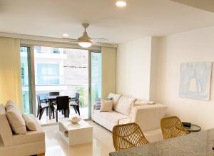 卡塔赫纳Apartamento en Cartagena con vista al mar的客厅配有沙发和桌子