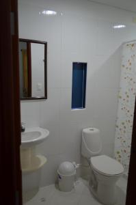 圣菲德安蒂奥基亚Hotel Primavera Santa Fe的白色的浴室设有卫生间和水槽。