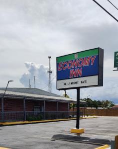 橙县Economy Inn Motel的停车场经济旅馆标志
