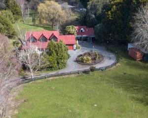 WhakatahuriCountry Cottage Rotorua的享有带庭院的房屋的空中景致