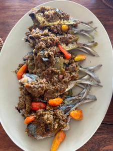 努沙杜瓦巴厘岛私人别墅 的桌上一盘带肉和蔬菜的食物