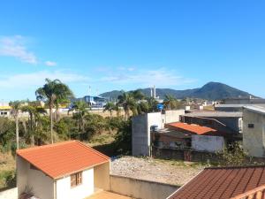 弗洛里亚诺波利斯Moradas Desterro, próximo ao aeroporto 24的享有拥有房屋和棕榈树的城市美景
