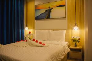 富国Elene Phu Quoc的天鹅装饰,在旅馆房间床上