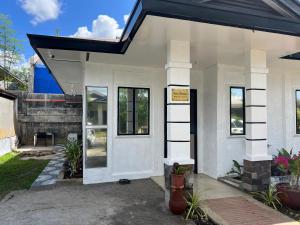 达沃市Davao Transient Villa with 24hrs security guard BBQ Grill , Free Parking and Wifi的黑色屋顶的白色房子