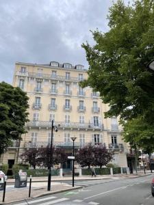 维希Vichy : Le 5e - Appartement design dans un ancien palace的街道边的大建筑