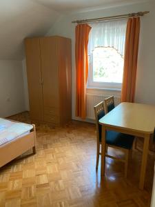 诺瓦沃什KMETIJA KNAVS的一间卧室配有桌子、床和窗户