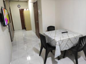 瓜拉丁加奴CiTY Homestay Budget 2bedrooms Midtown Kuala Terengganu的一间用餐室,在房间内配有桌椅