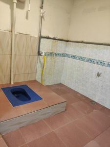 瓜拉丁加奴CiTY Homestay Budget 2bedrooms Midtown Kuala Terengganu的一间位于客房内的蓝色卫生间的浴室