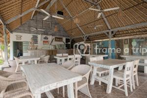 蓝梦岛Dream Beach Kubu & SPA by ABM的一间带桌椅的餐厅和一间厨房