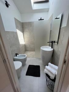 奥里斯塔诺B-Guest House的白色的浴室设有水槽和卫生间。