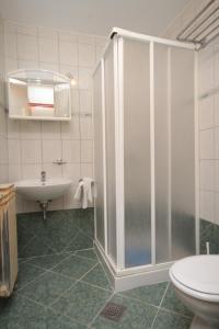 木洛希尼Apartment Mali Losinj 8090c的带淋浴、盥洗盆和卫生间的浴室