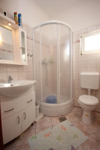 IlovikApartments with WiFi Ilovik, Losinj - 8078的带淋浴、卫生间和盥洗盆的浴室