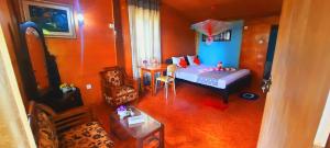 达瓦拉维La Casa Safari Resort的卧室配有一张床和一张桌子